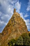 La suggestiva cappella di Saint-Michel d'Aiguilhe nei pressi di Le Puy-en-Velay, Francia. Per raggiungerla bisogna salire 268 gradini scavati nella roccia.
