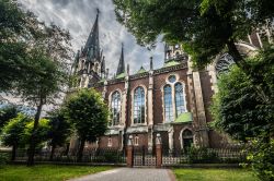 La suggestiva chiesa di Santa Olga e Santa Elisabetta a Lviv, Ucraina. Questo edificio religioso venne costruito in memoria della popolare imperatrice bavarese Elisabetta, nota come Sissi.
 ...
