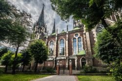 La suggestiva chiesa di Santa Olga e Santa Elisabetta a Lviv, Ucraina. Questo edificio religioso venne costruito in memoria della popolare imperatrice bavarese Elisabetta, nota come Sissi.
 ...