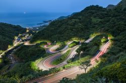 La suggestiva immagine notturna di una strada di montagna a Chiufen, Taiwan.




