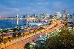 Una suggestiva skyline della città di Luanda, Angola, con la baia e la passeggiata lungomare nel tardo pomeriggio.

