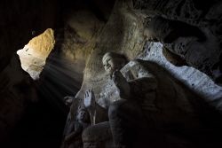 La suggestiva statua del Buddha all'interno del complesso di grotte a Yungang, Datong, Cina.
