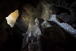 La suggestiva statua del Buddha all'interno del complesso di grotte a Yungang, Datong, Cina.
