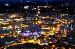 Una suggestiva veduta aerea di Port Louis by night, capitale di Mauritius. Situata sull'Oceano Indiano, è il primo porto nonché il secondo centro finanziario dell'Africa ...