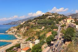 Una suggestiva veduta dall'alto di Ventimiglia con le sue colline e montagne, Imperia, Liguria.

