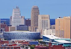 Una suggestiva veduta del centro di Kansas City con grattacieli e lo Sprint Center Sports Arena (Missouri).

