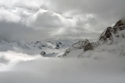 Una suggestiva veduta del ghiacciaio dell'Aletsch nei pressi di Grindelwald, Svizzera, avvolto dalle nuvole.
