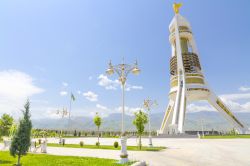 Una suggestiva veduta del Monumento alla Neutralità di Ashgabat costruito su una collina, Turkmenistan - © Darkydoors / Shutterstock.com