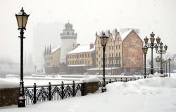 Una suggestiva veduta della città di Kaliningrad in inverno con la neve, Russia. Questa località è celebre anche per ospitare la tomba mausoleo di Imamnuel Kant.

