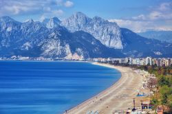 Una suggestiva veduta della spiaggia di Konyaalti, Antalya, Turchia. Si trova sul lato occidentale della città e si estende per circa 7 chilometri a ovest di Antalya. Grazie al mare cristallino, ...