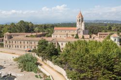 Una suggestiva veduta dell'abbazia fortificata di Lerino a Saint-Honorat, Francia. L'isola, poco più grande di 15 ettari, ha suolo argilloso e calcareo, perfetto per la coltivazione ...