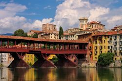 Una suggestiva veduta di Bassano del Grappa con il suo celebre Ponte Vecchio, Veneto. La prima costruzione del ponte risale al 1209.



