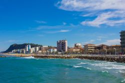 Una suggestiva veduta estiva della città di Pesaro affacciata sul Mare Adriatico, Marche, Italia - © Buffy1982 / Shutterstock.com