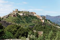 Una suggestiva veduta panoramica dell'antica fortezza di Sagunto con le sue mura di oltre 1 chilometro, Spagna.

