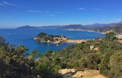 Una suggestiva veduta panoramica di Sestri Levante, Liguria, e di Punta Manara. Quest'ultima è un promontorio di forma triangolare nel Golfo del Tigullio che si estende fra Sestri ...