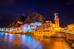 Le suggestive case ottomane di Amasya illuminate di notte e viste dal fiume Yesilirmak, Turchia.
