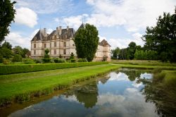 Un suggestivo panorama del castello di Cormatin, Borgogna, Francia. Questo maniero si presenta con un'architettura sobria e con facciate in stile "rustico francese" - © Nigel ...