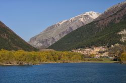 Un suggestivo panorama del lago di Barrea nel Parco Nazionale d'Abruzzo, Italia. Su questo bacino acquifero che si estende per circa 2,25 km quadrati si affacciano anche i Comuni di Civitella ...