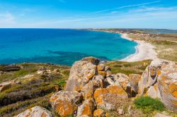 Un suggestivo panorama della baia di San Giovanni di Sinis, Sardegna, vicino al Comune di Cabras.
