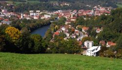 Un suggestivo panorama di Leoben, Austria. Con circa 25 mila abitanti, questa cittadina è la seconda per popolazione della Stiria dopo Graz.
