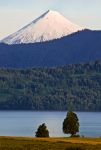 Un suggestivo panorama innevato del vulcano Osorno a Puerto Montt, Cile. Deve il suo attuale nome alla vicina città di Osorno fondata dagli spagnoli: fu infatti Garcia Hurtado de Mendoza ...