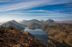 Un suggestivo panorama montano in una giornata invernale nei pressi di Udaipur, Rajasthan, India.

