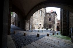 Un suggestivo scorcio del centro storico di Le Puy-en-Velay, Francia. Questa località si trova nel dipartimento dell'Alta Loira.

