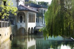 Un suggestivo scorcio del fiume Livenza a Sacile, Friuli Venezia Giulia. Nasce dalle sorgenti del Gorgazzo, della Santissima e del Molinetto per poi sfociare dopo 112 chilometri nel golfo di ...