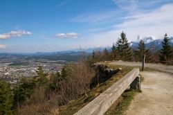 Un suggestivo scorcio della cittadina di Villach con il fiume Drava e la valle Gailtal, Austria.

