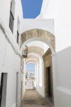 Un suggestivo scorcio della piccola cittadina di Vejer de la Frontera, provincia di Cadice, Spagna. Situata su un colle, è caratterizzata da case bianche e strette viuzze.




