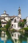 Un suggestivo scorcio di Gorgonzola con i vecchi edifici affacciati sul Naviglio della Martesana, Lombardia.



