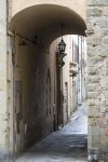 Un suggestivo scorcio fotografico della città di Sansepolcro, Arezzo, Toscana. Una delle viuzze all'interno della cinta muraria della città che ha dato i natali a Piero della ...