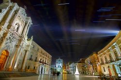 Un suggestivo scorcio notturno della vecchia Siracusa sull'isola di Ortigia, Sicilia.

