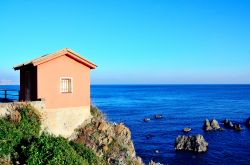 Un suggestivo scorcio panoramico del Mar Mediterraneo visto dal lungomare di Arenzano, Liguria.
