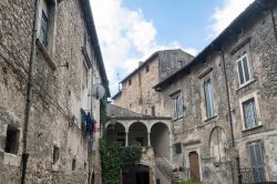 Un suggestivo scorcio panoramico del vecchio centro storico di Popoli, Abruzzo. Anticamente Popoli era chiamata "la chiave dei tre Abruzzi" perchè tappa obbligatoria fra il ...
