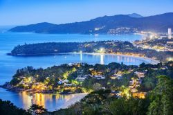 Un suggestivo scorcio panoramico di Patong Beach a Phuket al calar del sole dal belvedere Karon (Thailandia).


