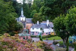 Un suggestivo scorcio panoramico di Portmeirion, Galles, UK. Il villaggio turistico è stato più volte utilizzato come set per riprese televisive.
