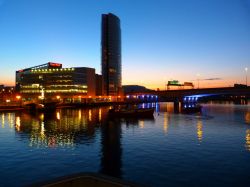 Un suggestivo tramonto a Belfast, Irlanda del Nord. Cultura, storia e abitanti sorprendentemente cordiali: questa è Belfast, dove venne costruito il Titanic e dove le pareti ospitano ...