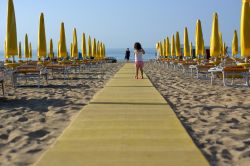 Sulla spiaggia con un bambino a Lignano Sabbiadoro in Friuli Venezia Giulia