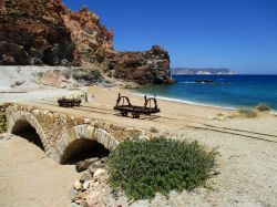 Sulphur mine, Milos: i carrellini sui binari sono ormai un simbolo di questa spiaggia e una testimonianza dell'attività mineraria che un tempo si svolgeva proprio qui in riva al mare. ...