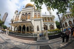 Costruita originariamente nel 1825, Sultan Mosque venne sostituita dall'attuale sontuoso edificio, progettato da un architetto irlandese, nel 1928. In stile saraceno e con la bella cupola ...