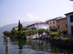 Le case del villaggio di Sulzano s'affacciano sul lago Iseo, di fronte al Monte Isola - © Wikipedia