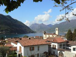 Sulzano, Lombardia: panoramica del borgo e del Lago di Iseo. Sullo sfondo, a sinistra, il profilo della vicina Monte Isola  - © Wikipedia