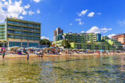 Sunny Beach è la località più turistica della costa della Bulgaria. Si trova immediatamente a nord di Nesebăr, sul Mar Nero - © Ungvari Attila / Shutterstock.com ...