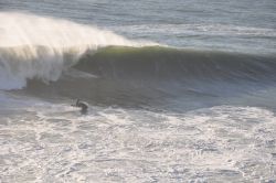 Surf in Portogallo sulla costa di Nazaré.
