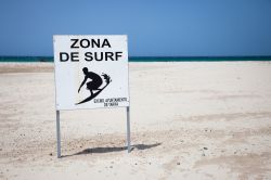 Surf in spiaggia a Tarifa, Spagna. Un cartello indica che questo tratto di spiaggia è frequentato da chi pratica surf  - © Zai Aragon / Shutterstock.com