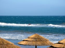 Surf su di una spiaggia di Pozzallo in una giornata di vento in Sicilia