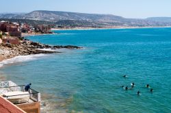 Surfers a Taghazout in attesa dell'onda perfetta, Marocco. Le correnti dell'oceano mitigano il caldo di questo territorio mantenendo in estate una temperatura massima di 26/27° C ...