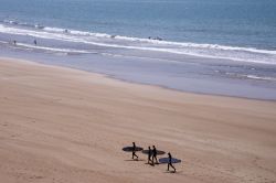 Surfers sulla spiaggia di Taghazout, Marocco. La luce della mattina è perfetta per ammirare l'oceano e cogliere le onde giuste per divertirsi con il surf - © Salvador Aznar / ...