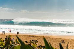 Surfisti studiano le grandi onde di Pipeline beach, isola di Oahu, Hawaii